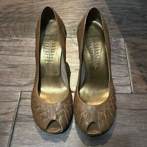 Gorgeous Bronx Peep Toe Brown Leather Wedge Shoes Sz 7